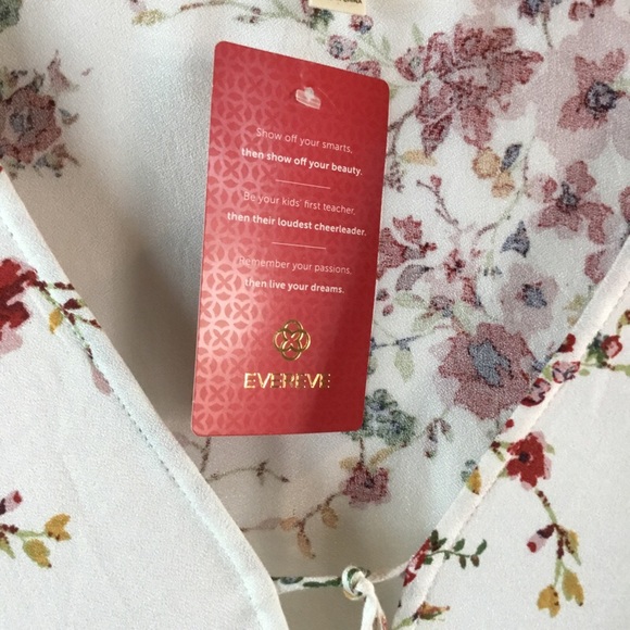 L O V E S T I T C H Floral Surplice Top - Picture 5 of 7